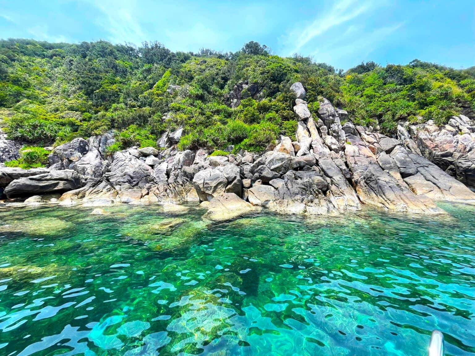 チャム島の青く透明な海