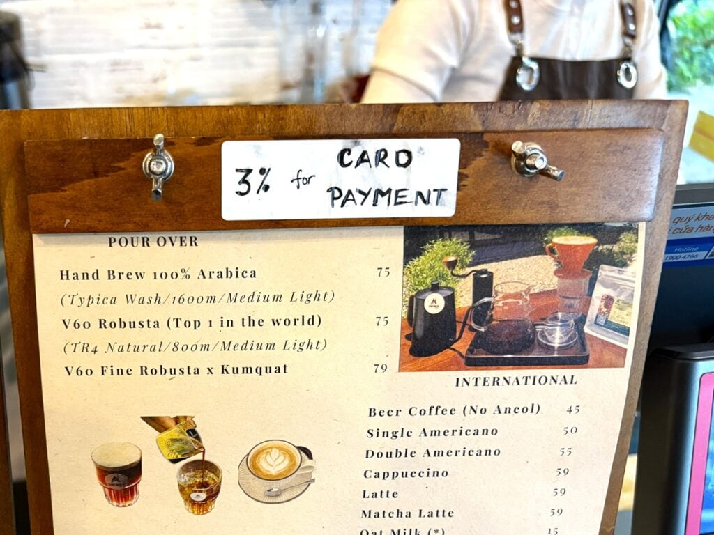 カード手数料の表示があるダナンのカフェ