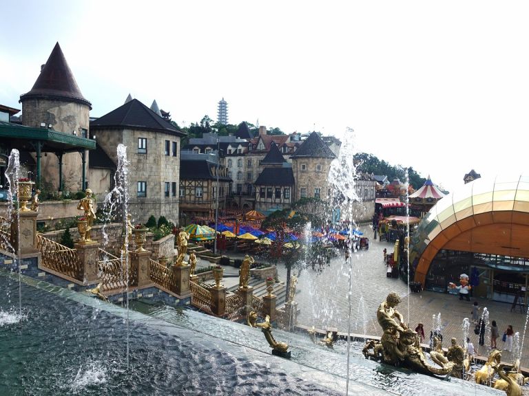バーナーヒルズのフランス村の噴水と街並み