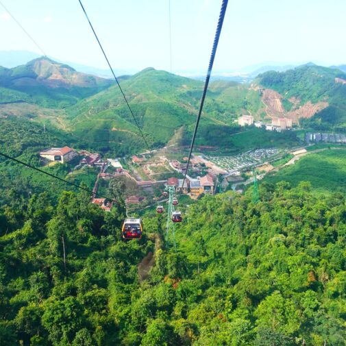 バーナーヒルズの山頂へ向かうロープウェイ
