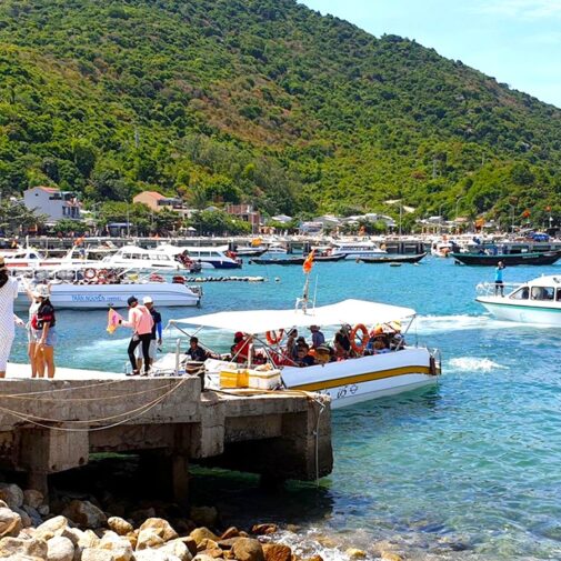 チャム島側の港