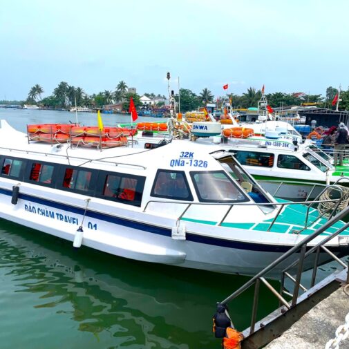 本土・クアダイ埠頭からチャム島へ向かうスピードボート