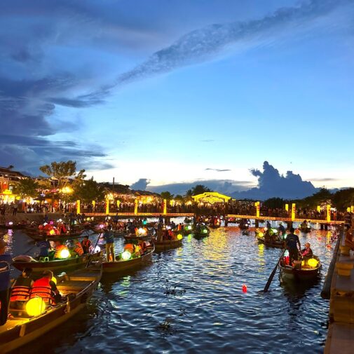 ホイアンとランタンボート