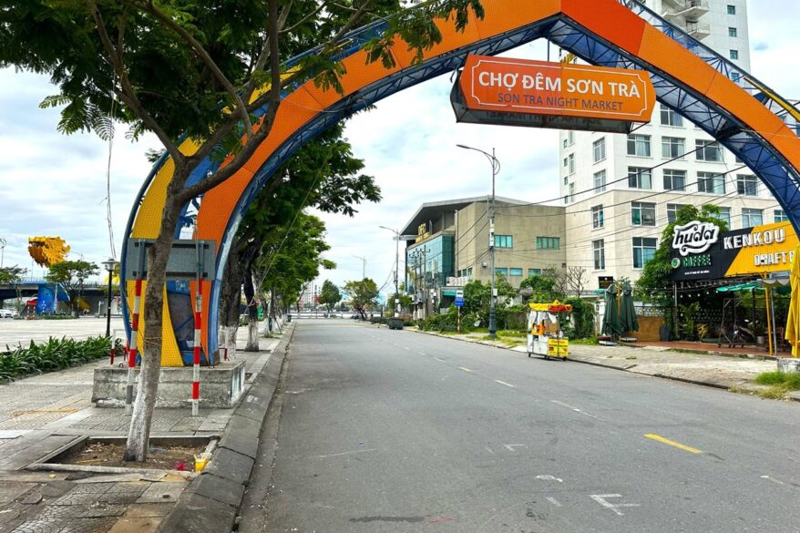 ソンチャナイトマーケットから見た昼間のKENKOU DRAFT BEERとドラゴンブリッジ