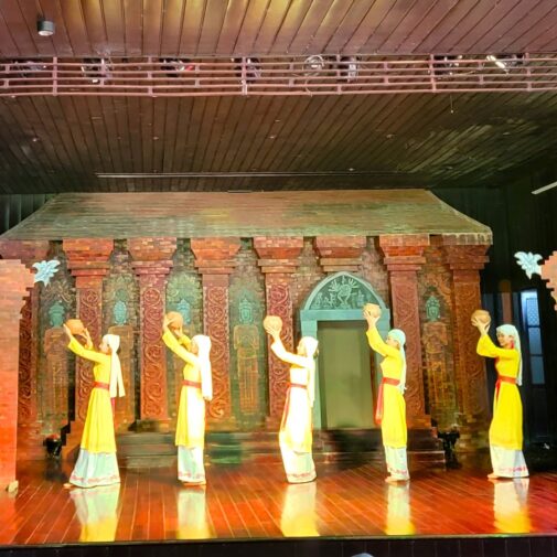 アプサラは、古代インドの神話に登場する天使・天女を意味します。シヴァ神（ヒンドゥー教3柱の主神の1人）への祈りとして、アプサラがダンスを捧げています。